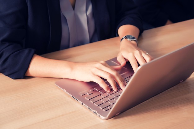 empresario-trabaja-portatil-sala-seminarios_38810-9188