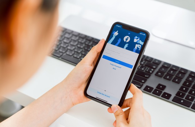 mano-mujer-presionando-pantalla-facebook-iphone-apple_2034-2320
