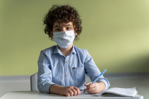 vista-frontal-nino-mascara-medica-escuela-pandemia